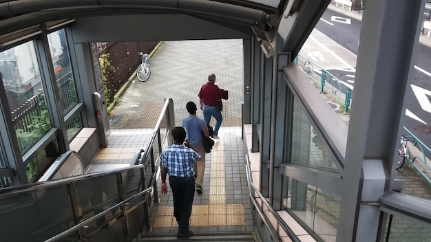 Foto hochwinkelansicht von menschen auf treppen