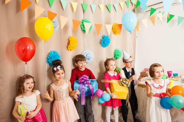 Foto hochwinkelansicht von menschen, die auf farbigen ballons stehen