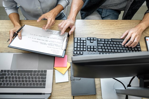 Foto hochwinkelansicht von menschen, die einen laptop benutzen