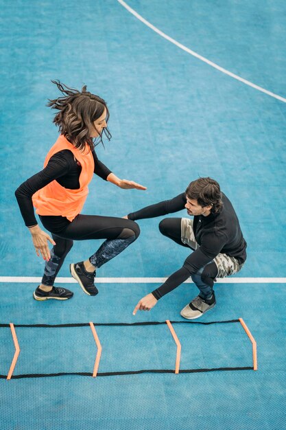 Foto hochwinkelansicht von menschen, die im freien sport treiben