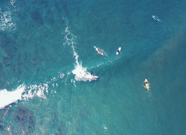 Hochwinkelansicht von Menschen, die im Meer surfen