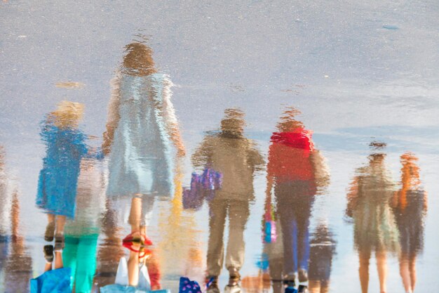 Foto hochwinkelansicht von menschen, die im wasser laufen