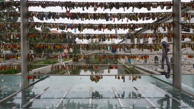 Hochwinkelansicht von Menschen, die während der Regenzeit im See hängen