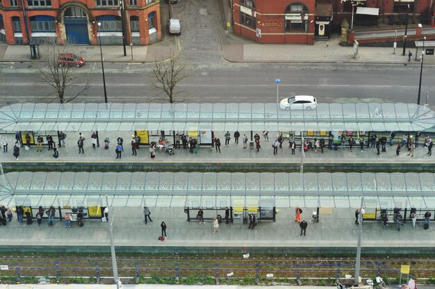 Foto hochwinkelansicht von menschen in der stadt