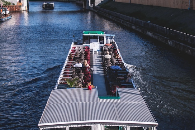 Hochwinkelansicht von Menschen in Fährbooten am See.