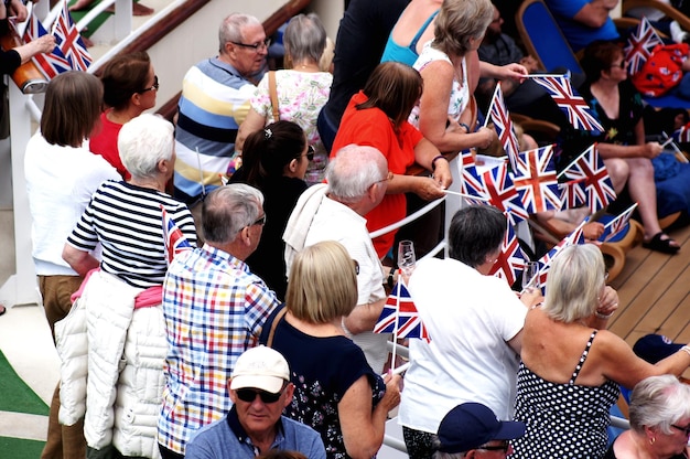 Foto hochwinkelansicht von menschen mit britischen fahnen in der stadt