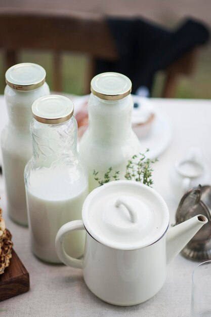 Foto hochwinkelansicht von milchflaschen und teekannen auf dem tisch