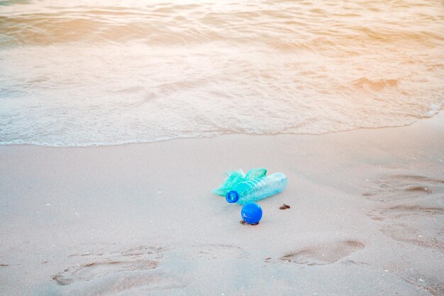 Foto hochwinkelansicht von müll am strand