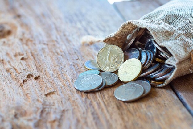 Foto hochwinkelansicht von münzen auf dem tisch