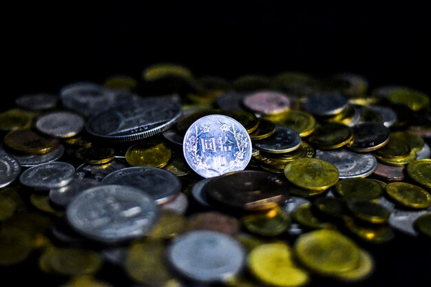 Foto hochwinkelansicht von münzen auf dem tisch