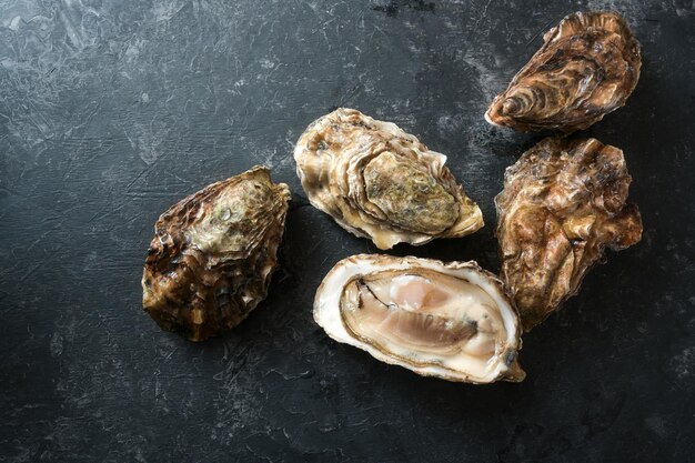 Foto hochwinkelansicht von muscheln auf dem tisch