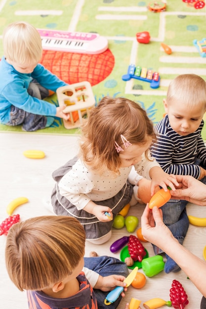 Hochwinkelansicht von Mutter und Tochter