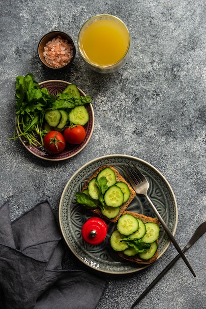 Hochwinkelansicht von Obst und Gemüse auf dem Tisch