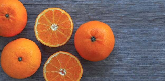 Foto hochwinkelansicht von orange auf dem tisch