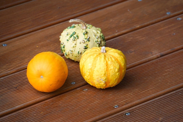 Foto hochwinkelansicht von orange auf dem tisch