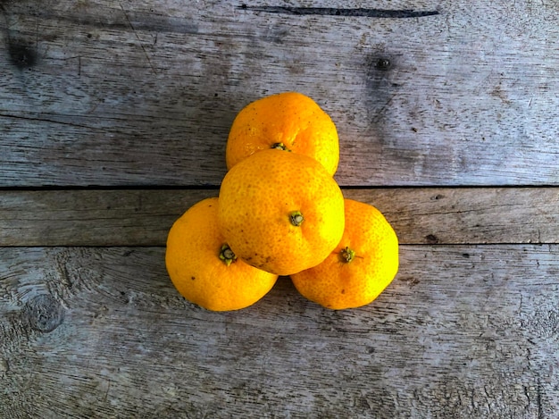 Foto hochwinkelansicht von orange auf dem tisch