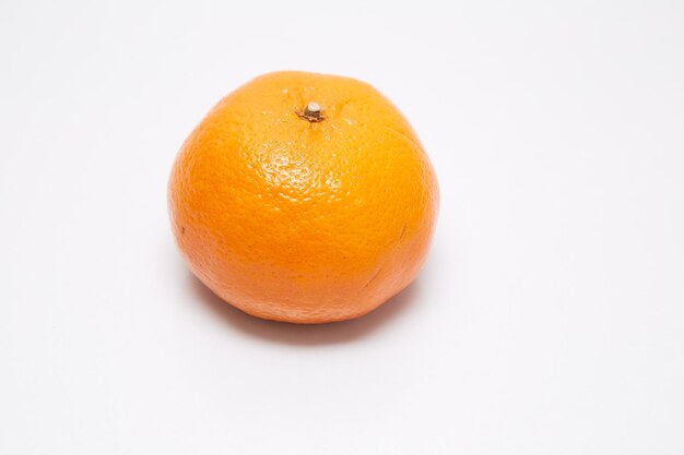 Hochwinkelansicht von Orange auf weißem Hintergrund