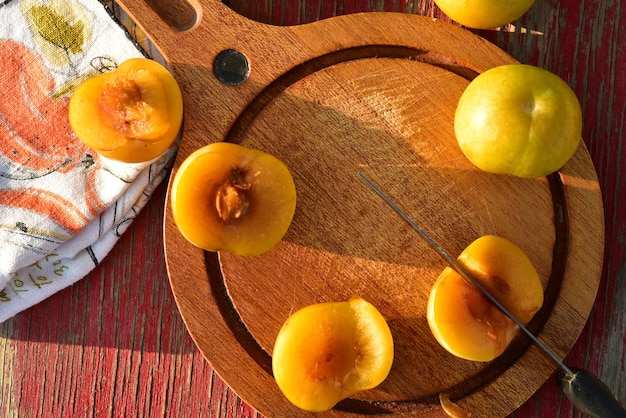 Hochwinkelansicht von Orangen auf dem Tisch