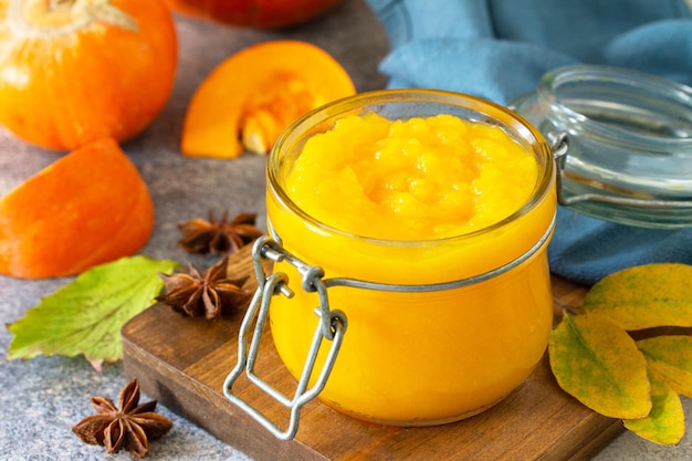 Hochwinkelansicht von Orangen auf dem Tisch