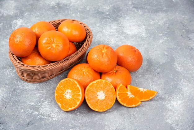 Foto hochwinkelansicht von orangen im korb