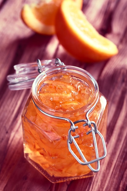 Hochwinkelansicht von Orangen in einem Glas auf dem Tisch