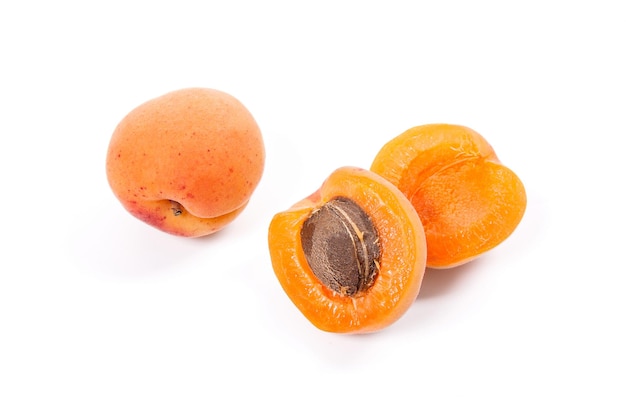 Hochwinkelansicht von Orangenfrüchten auf weißem Hintergrund