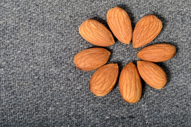 Foto hochwinkelansicht von orangenscheiben auf dem boden