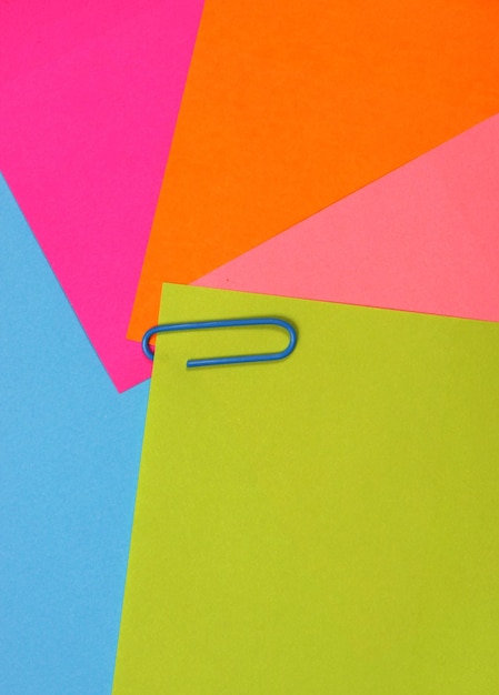 Foto hochwinkelansicht von paperclips auf mehrfarbigen papieren