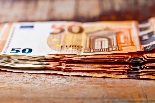 Foto hochwinkelansicht von papierwährungen auf dem tisch