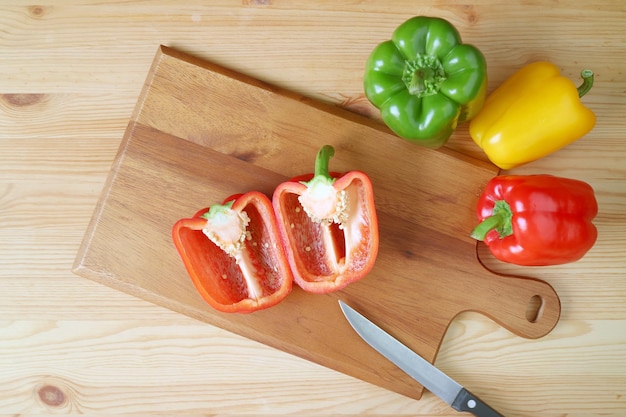 Hochwinkelansicht von Paprika auf dem Schneidbrett