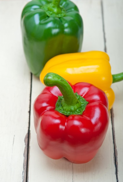 Hochwinkelansicht von Paprika auf dem Tisch
