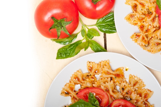 Hochwinkelansicht von Pasta mit Schleifen auf Tischen auf dem Tisch