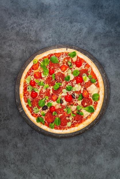Hochwinkelansicht von Pizza auf einem Teller auf dem Tisch