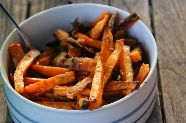 Hochwinkelansicht von Pommes Frites-Schüssel auf dem Tisch