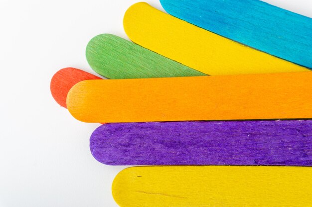 Hochwinkelansicht von Popsicle-Sticks auf weißem Hintergrund