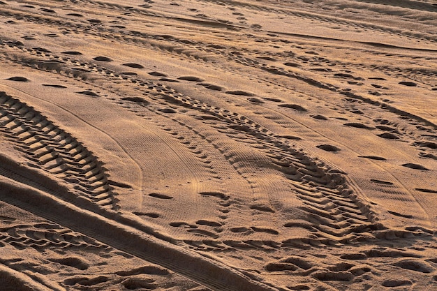 Foto hochwinkelansicht von reifenspuren auf sand