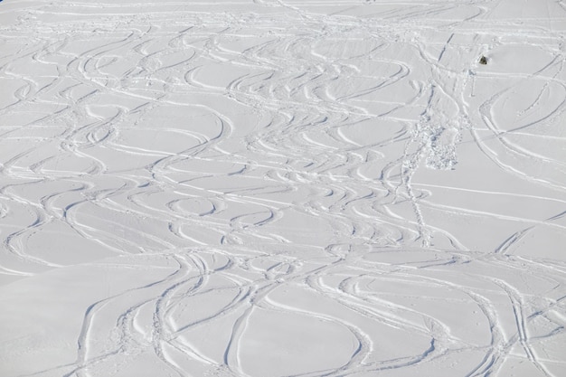 Hochwinkelansicht von Reifenspuren auf Schnee