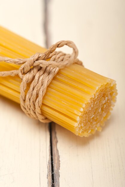 Hochwinkelansicht von rohen Spaghetti, die über dem Tisch gebunden sind