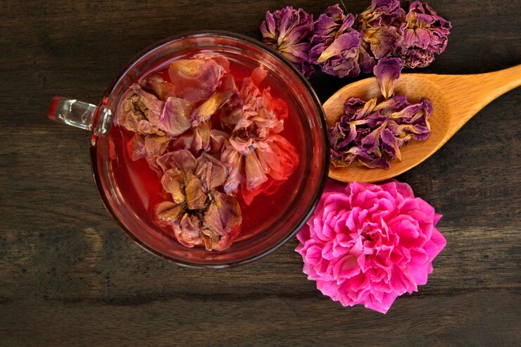 Foto hochwinkelansicht von rosa blumen auf dem tisch