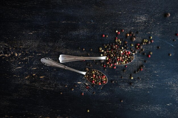 Foto hochwinkelansicht von roten chilischoten auf dem tisch