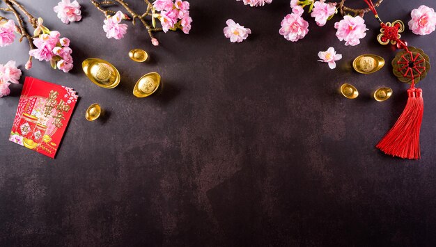 Hochwinkelansicht von roten Rosen auf dem Tisch