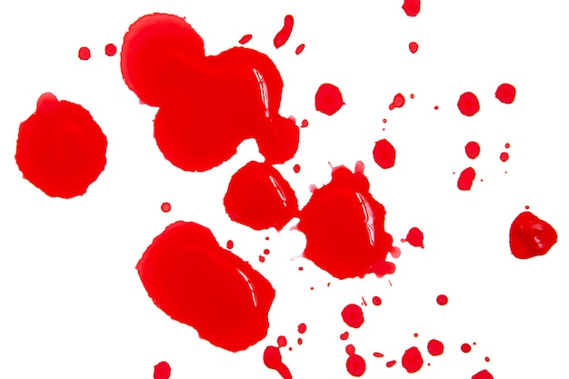 Foto hochwinkelansicht von roten wassertropfen auf weißem hintergrund