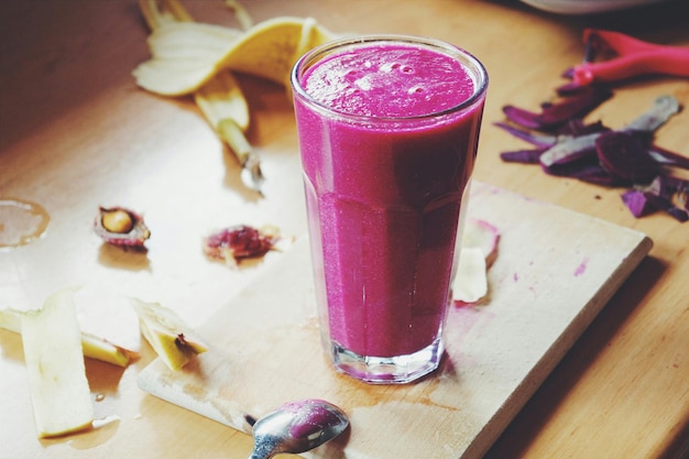 Foto hochwinkelansicht von rüben-smoothie im trinkglas auf dem tisch