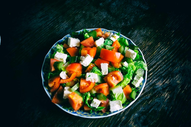 Hochwinkelansicht von Salat auf dem Teller auf dem Tisch
