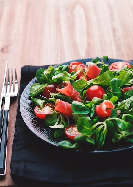 Hochwinkelansicht von Salat auf dem Teller auf dem Tisch