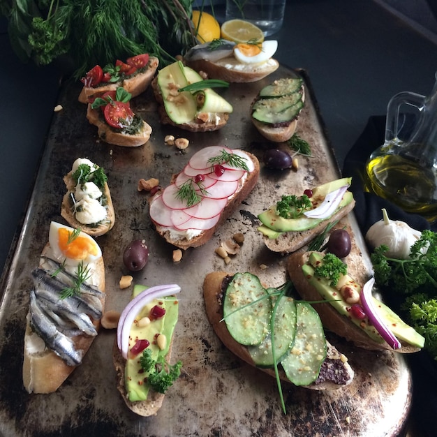 Hochwinkelansicht von Sandwiches auf dem Tablett