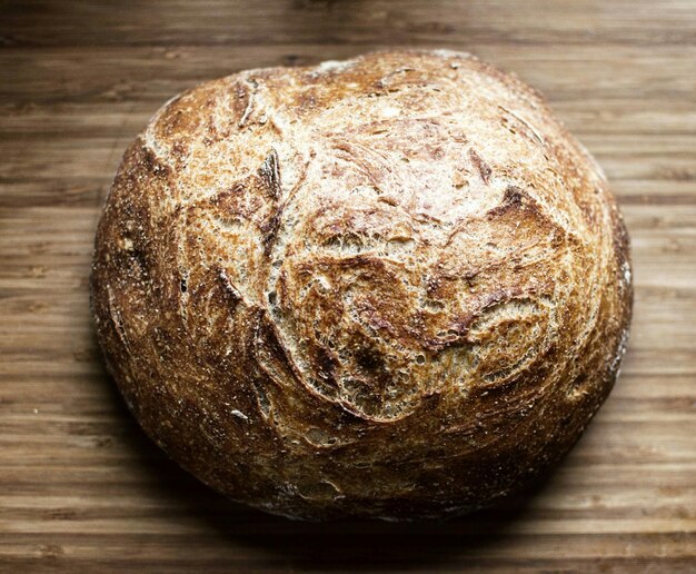 Foto hochwinkelansicht von sauerteigbrot auf einem holztisch.