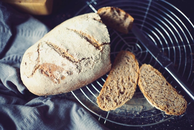 Hochwinkelansicht von Sauerteigbrot auf Kühlplatte