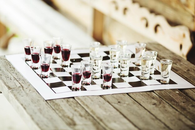 Foto hochwinkelansicht von schachfiguren auf dem tisch