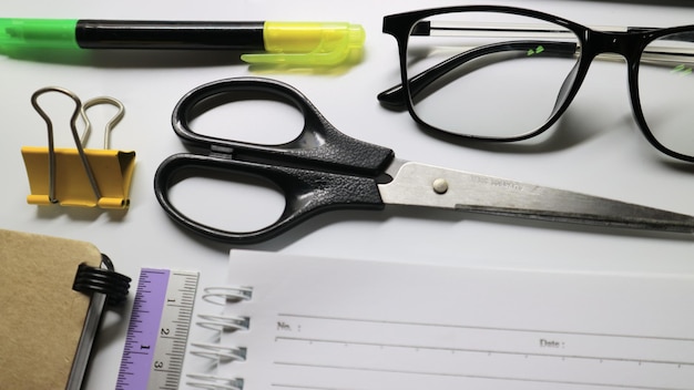 Foto hochwinkelansicht von schere und brille mit lineal auf buch